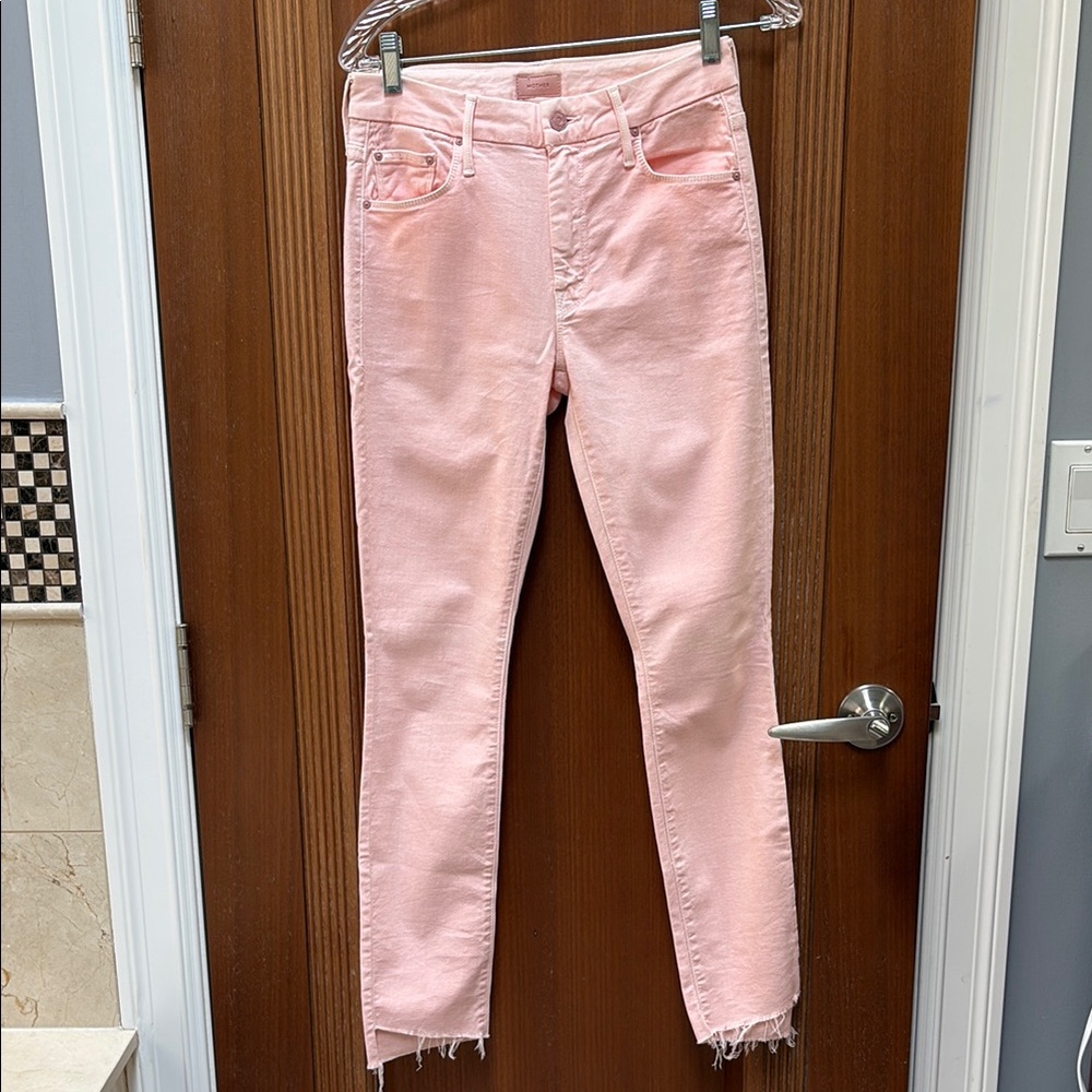 MOTHER The Looker Ankle Step Fray High Rise Jeans in Peach. Size 26